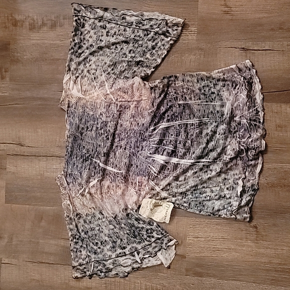 NWT one world size medium - Picture 6 of 7